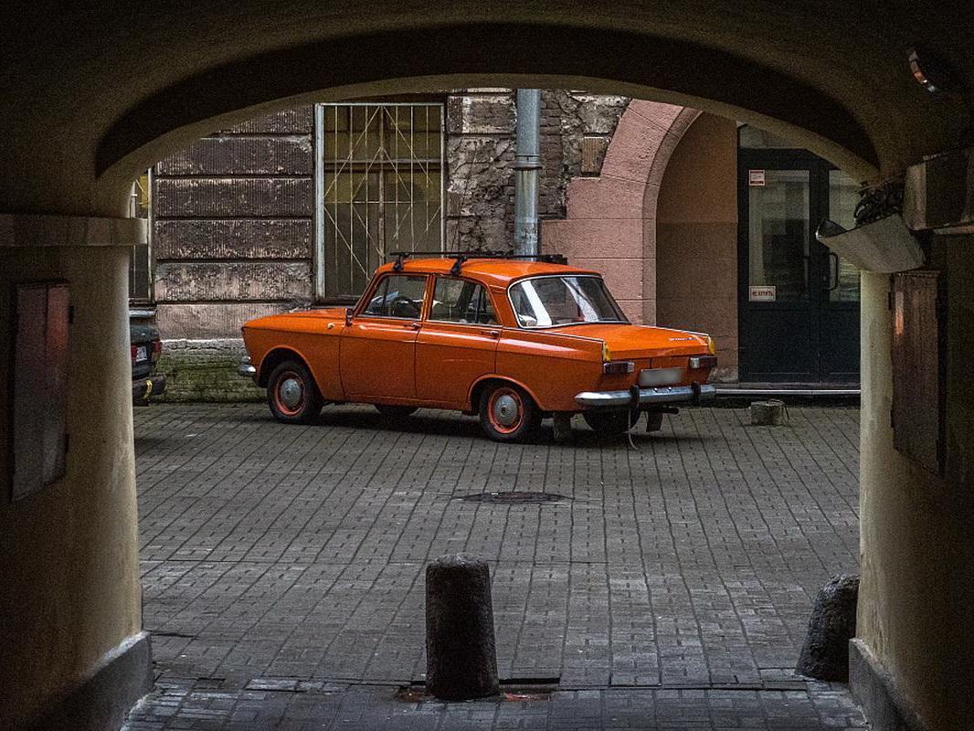 Шлагбаум во дворе: как петербуржцы борются за парковку