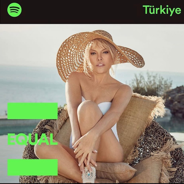 75-летняя «турецкая Пугачева» снялась в купальнике для обложки нового альбома