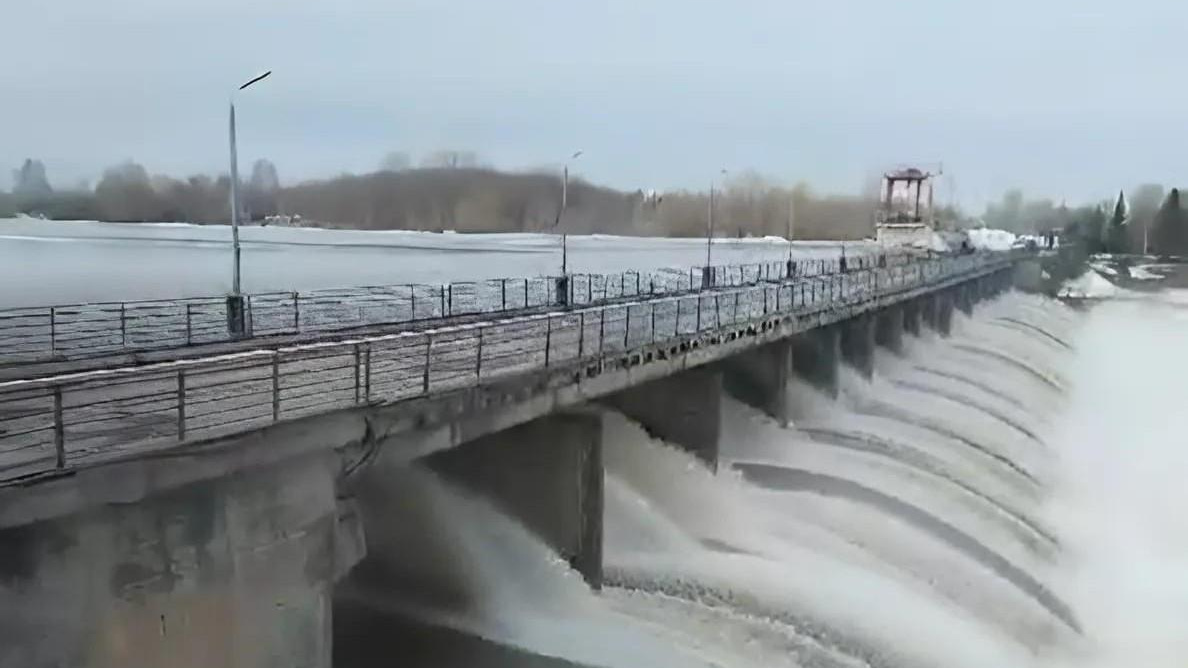 На водохранилище, откуда в Тюменскую область приходила большая вода, — рекордный перелив. Чем это грозит?