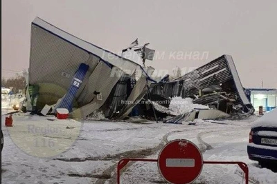 Снег обрушил крышу АЗС в Казани