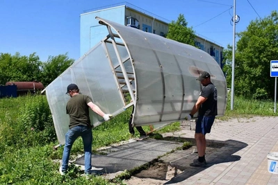 В Поронайске обновляют остановочные павильоны