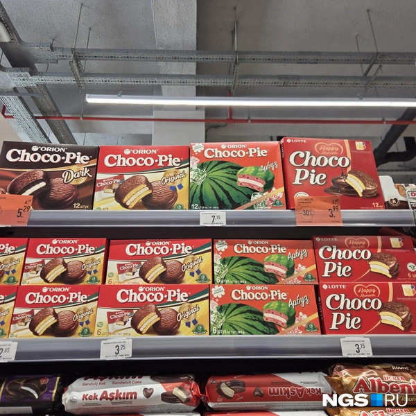 Большая упаковка Choco-Pie с арбузом стоит 350 рублей  | Источник: Елизавета Шаталова / NGS.RU