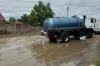 В Астрахани откачивают дождевую воду с улиц
