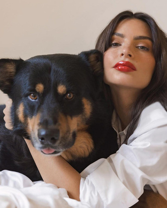 Красные губы: Эмили Ратаковски показала легкий и стильный макияж на 14 февраля