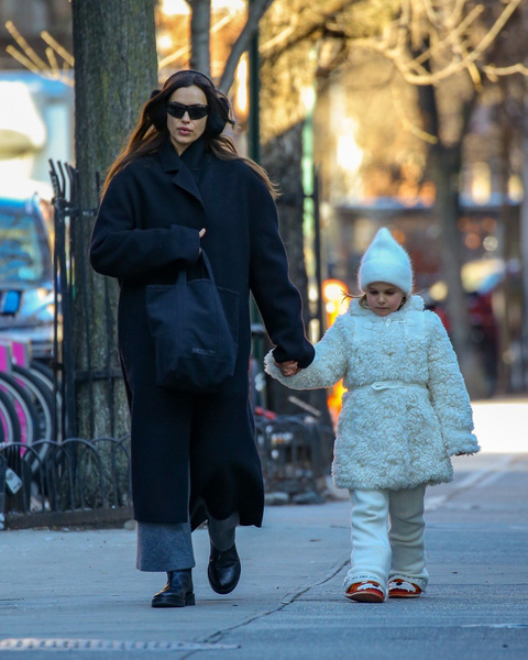 «Самая стильная русская»: Ирина Шейк в меховых наушниках гуляет с дочкой Леей — посмотрите, как они похожи!