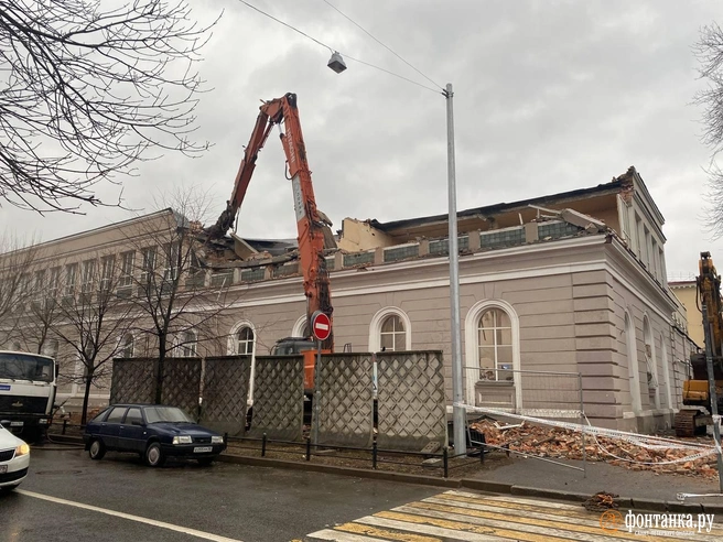 В Петербурге начали сносить манеж лейб-гвардии Финляндского полка. Накануне суд «легализовал» демонтаж здания | Источник: Валентин Егоршин/«Фонтанка.ру»