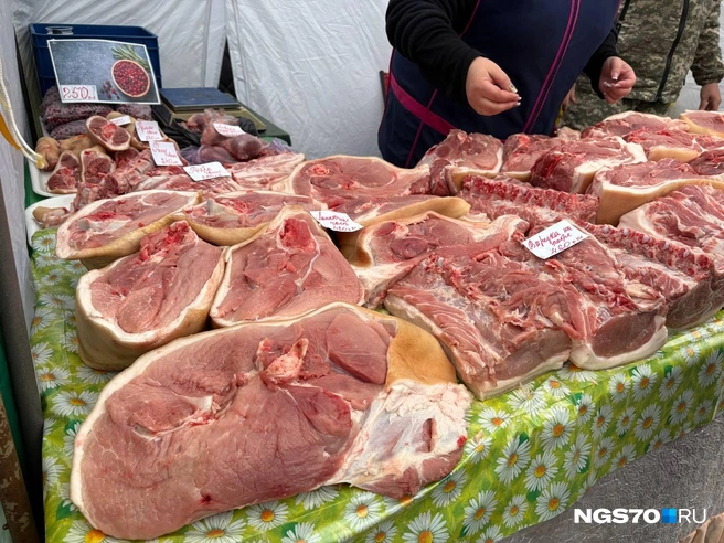 Мясо хоть и сырое, но уже выглядит аппетитно  | Источник: Мария Лобанова / NGS70.RU 