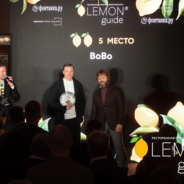 Вручение тарелки ресторану BoBo | Источник: Сергей Николаев / FONTANKA.RU