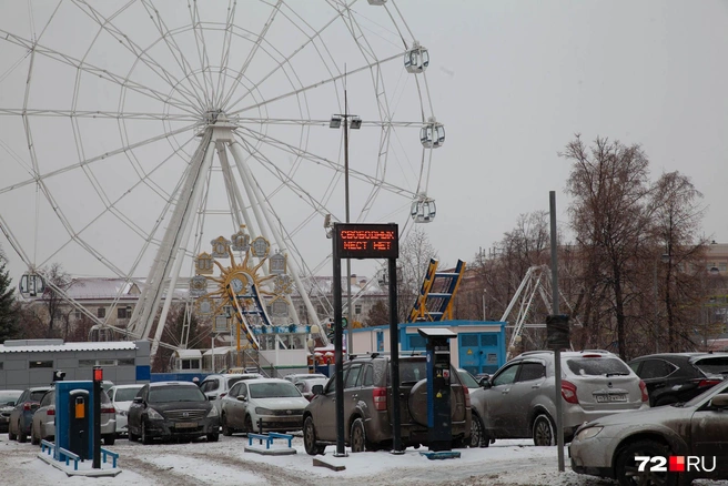 В центре Тюмени парковки пользуются спросом | Источник: Ирина Шарова / 72.RU