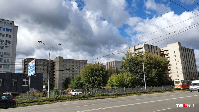 Впихнуть высотку застройщик пытался во двор между общежитиями на проспекте Октября | Источник: Александра Савельева