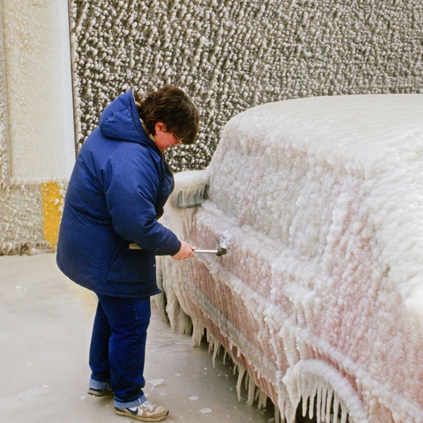 Женщина чистит автомобиль ото льда после метели и заморозков | Источник: ZUMA Press, Inc/via Legion Media