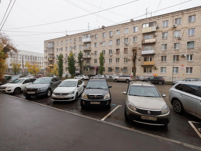 Некогда на этом месте можно было парковаться бесплатно | Источник: Алексей Волхонский / V1.RU