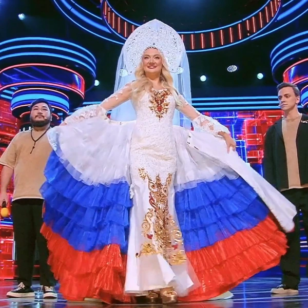 В конце выступления девушке подарили цветы | Источник: 1tv.ru