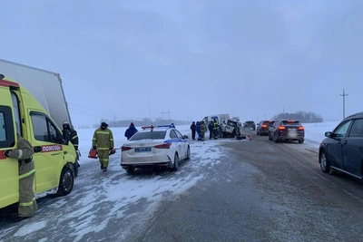 Женщина погибла в столкновении легковушки с грузовиками