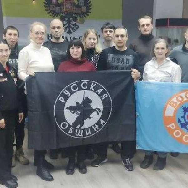 На одной из встреч в чкаловском офисе участники Всероссийского общества спасения на водах научили общинников оказывать первую помощь | Источник: «Русская община Екатеринбург» / T.me