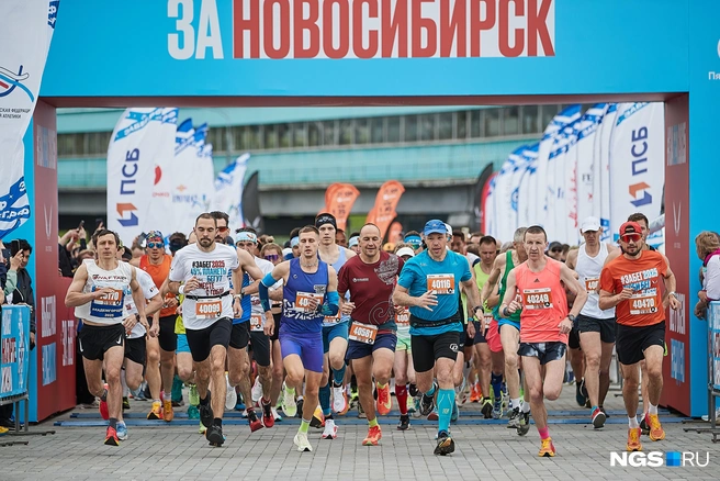 В полумарафоне приняли участие люди разного возраста, а поддержать их пришли десятки зрителей | Источник: Александр Ощепков / NGS.RU