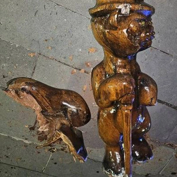 Статуя упала и раскололась  | Источник: Shot / Telegram