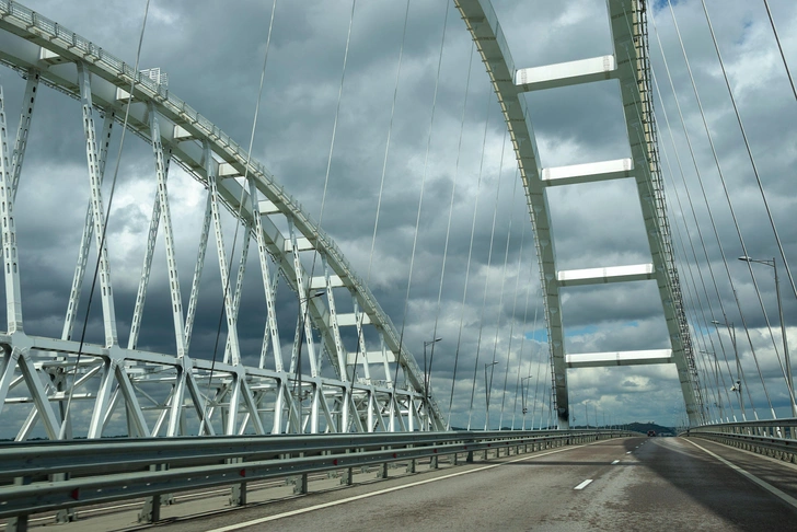 Эксперты объяснили, почему электрокары не пустят на Крымский мост. Дело в батареях | Источник: Anna Karaseva/Legion media