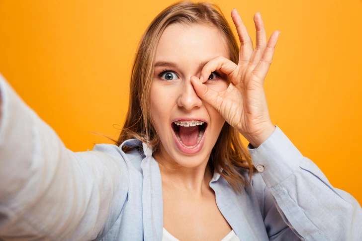 Какие процедуры для лица нельзя делать, когда носишь брекеты? | woman.ru