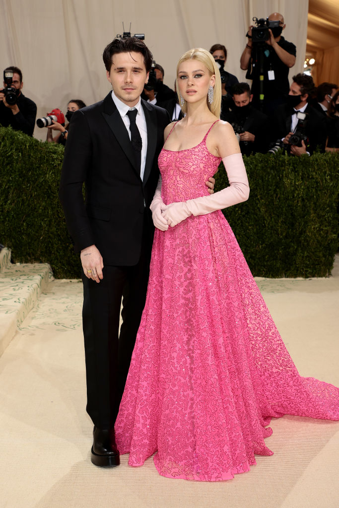 В канун свадьбы невесты носят розовое кружево: Никола Пельтц и Бруклин Бекхэм на Met Gala 2021