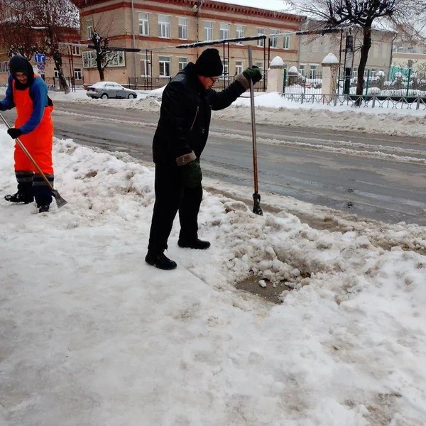 Местами рязанцы могут увидеть, как вручную убирают снег | Источник: Администрация Рязани