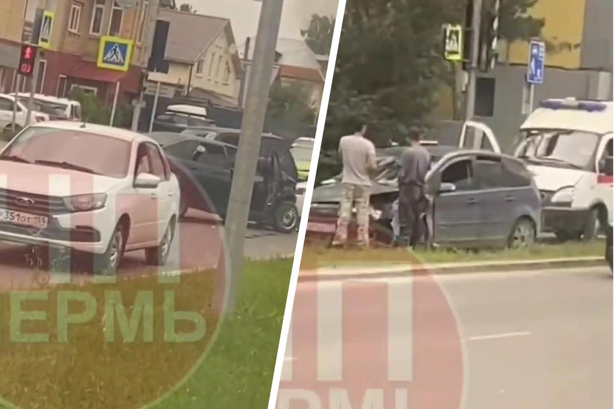 «Отскочил, чтобы на меня машина не вылетела»: легковушка врезалась в два авто на перекрестке в Перми, есть пострадавшие