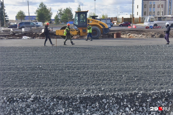 Издалека может показаться, что на дороге уже появился асфальт, но это только щебенка | Источник: Иван Митюшёв / 29.RU