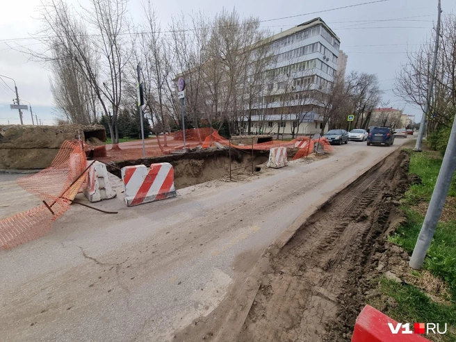 Газону, судя по следам, после ремонта сетей потребуется восстановление | Источник: Константин Завриков / V1.RU