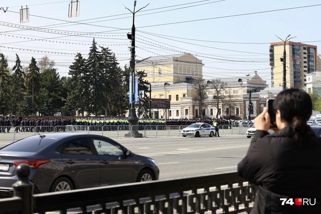 Самые любопытные наблюдали за действом с противоположной стороны дороги | Источник: Михаил Шилкин