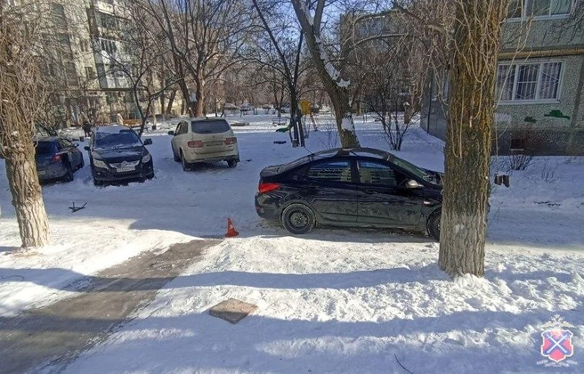 Судя по фото, мальчик врезался в заднюю часть автомобиля | Источник: ГУ МВД России по Волгоградской области