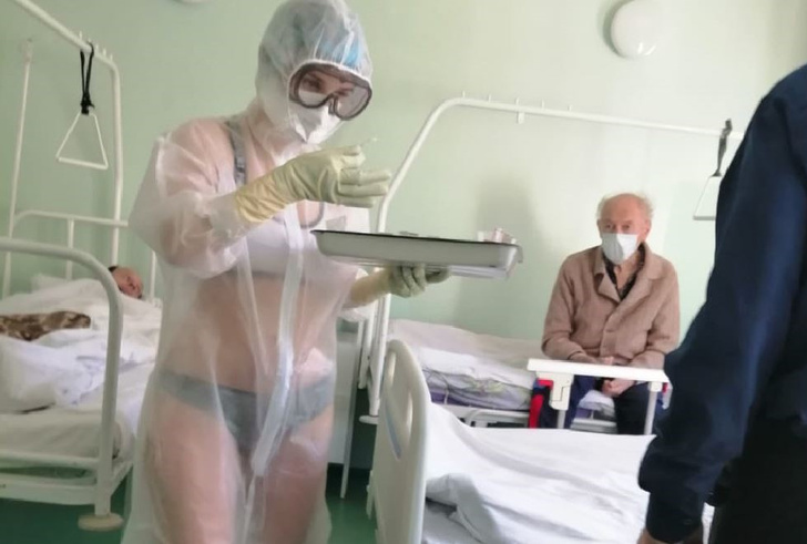 Тульскую медсестру наказали за выход на работу в купальнике и прозрачном защитном костюме