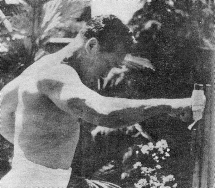 Масутацу Ояма во время тренировки, 1954 год | Источник: 日本スポーツ出版社, Public domain, via Wikimedia Commons