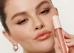 Лучшая формула на лето: новая линейка блесков для губ Rare Beauty от Селены Гомес