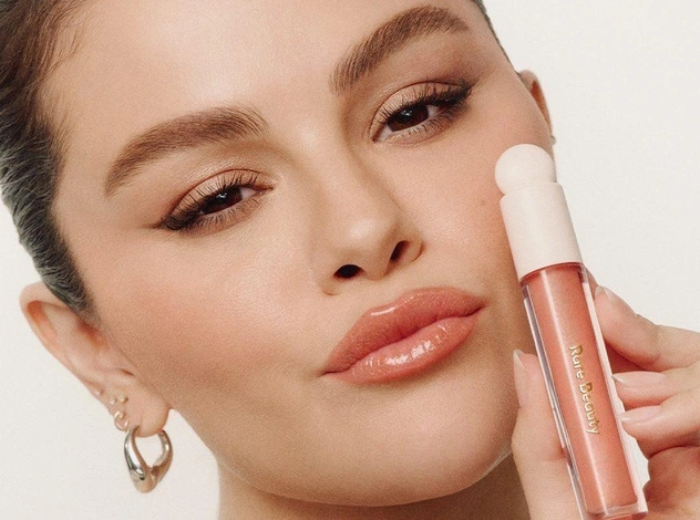 Лучшая формула на лето: новая линейка блесков для губ Rare Beauty от Селены Гомес