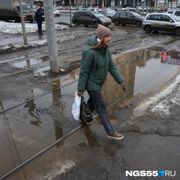 Пока одни пытаются избежать влаги в сапогах, другие смело шагают и не обращают на это внимания  | Источник: Евгений Софийчук / NGS55.RU