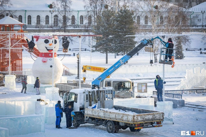 Рабочие стали возводить городок еще в ноябре | Источник: Владислав Лоншаков / E1.RU