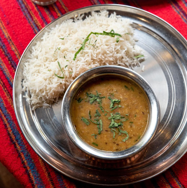 Блюдо силы с богатой историей: как готовить индийскую чечевичную похлебку дал
