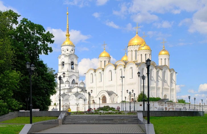 Успенский кафедральный собор в городе Владимире (1158-89 гг). Несмотря на последующие перестройки, структура этого храма сохранила крестово-купольную композицию, восходящую к византийской традиции. | Источник: Ghirlandajo, wikimedia.org