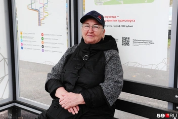 Наталья ждала автобус, чтобы поехать на работу  | Источник: Ирина Тропина / 59.RU