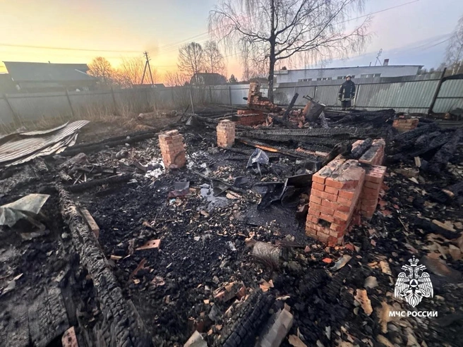 Два жилых дома и четыре хозяйственные постройки полностью уничтожены огнем. | Источник: ГУ МЧС России по Ярославской области / max