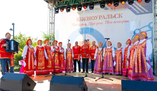 Творческий коллектив выступает на юбилее школы. Автор фото – Ольга Чернева, пресс-служба администрации Южноуральского округа | Источник: pravmin.gov74.ru
