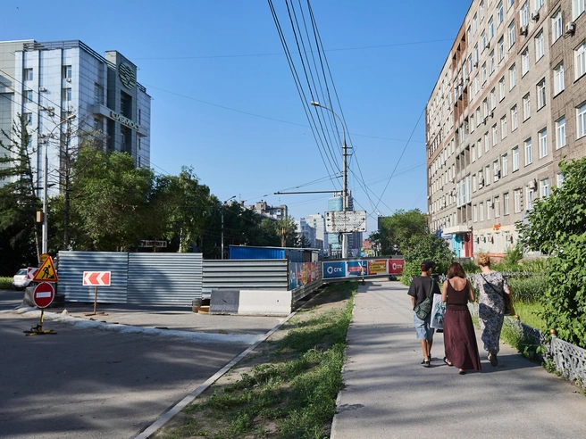 Пешеходам приходится обходить место перекрытия | Источник: Александр Ощепков / NGS.RU