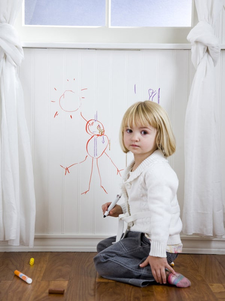 ребенок рисует на обоях что делать