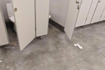 Жительница Екатеринбурга пожаловалась на антисанитарию в туалете ТЦ «Гринвич»