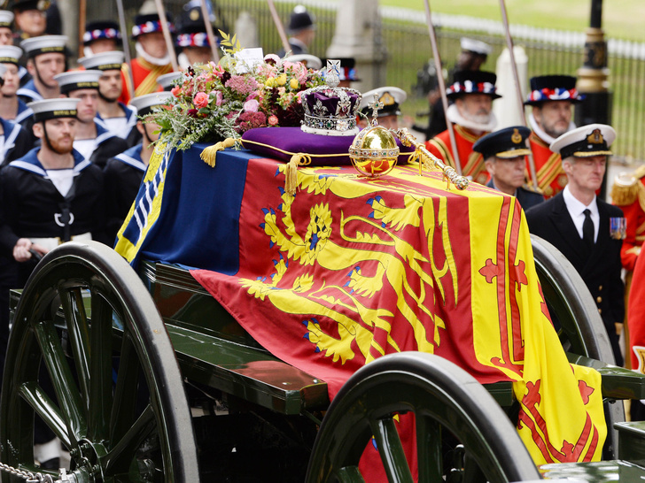 Последний путь Елизаветы II: как прошли похороны любимой мамы, бабушки и Королевы Великобритании