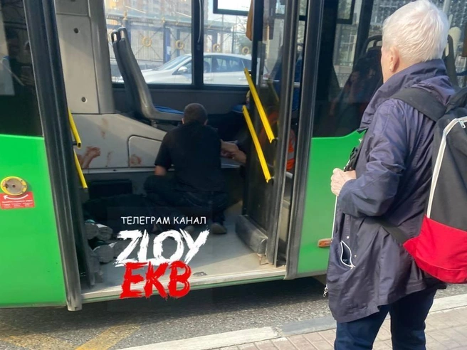 Салон автобуса был в крови | Источник: Zloy_ekb / T.me
