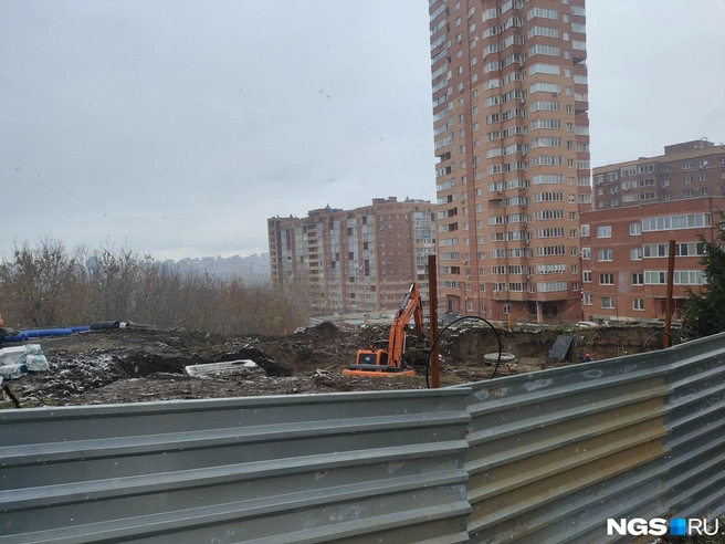 Место работ полностью огорожено | Источник: Нина Раневская / NGS.RU