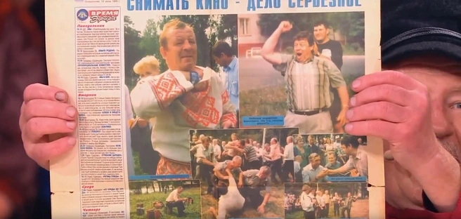 Архивную газету со своей фотографией северянин показал в студии  | Источник: privet-andrey.ru
