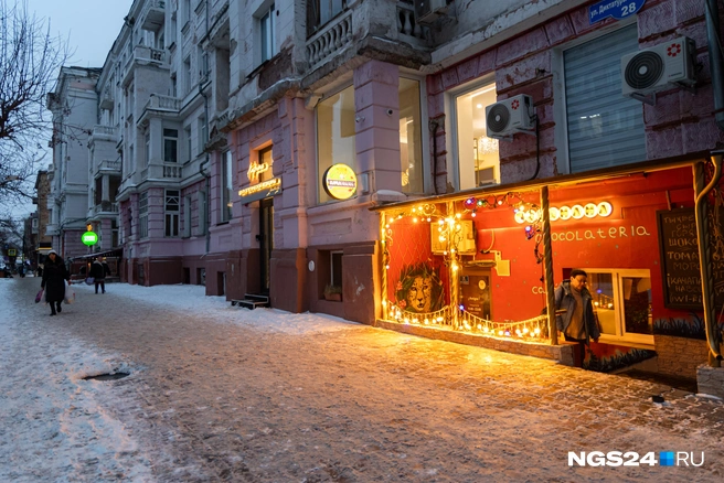 На этой улице особенно ярко  | Источник: Мария Ленц / NGS24.RU 