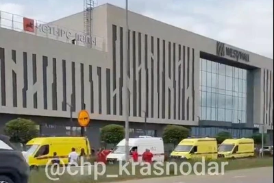 Мужчина с мачете атаковал людей в ТЦ на Западном обходе
